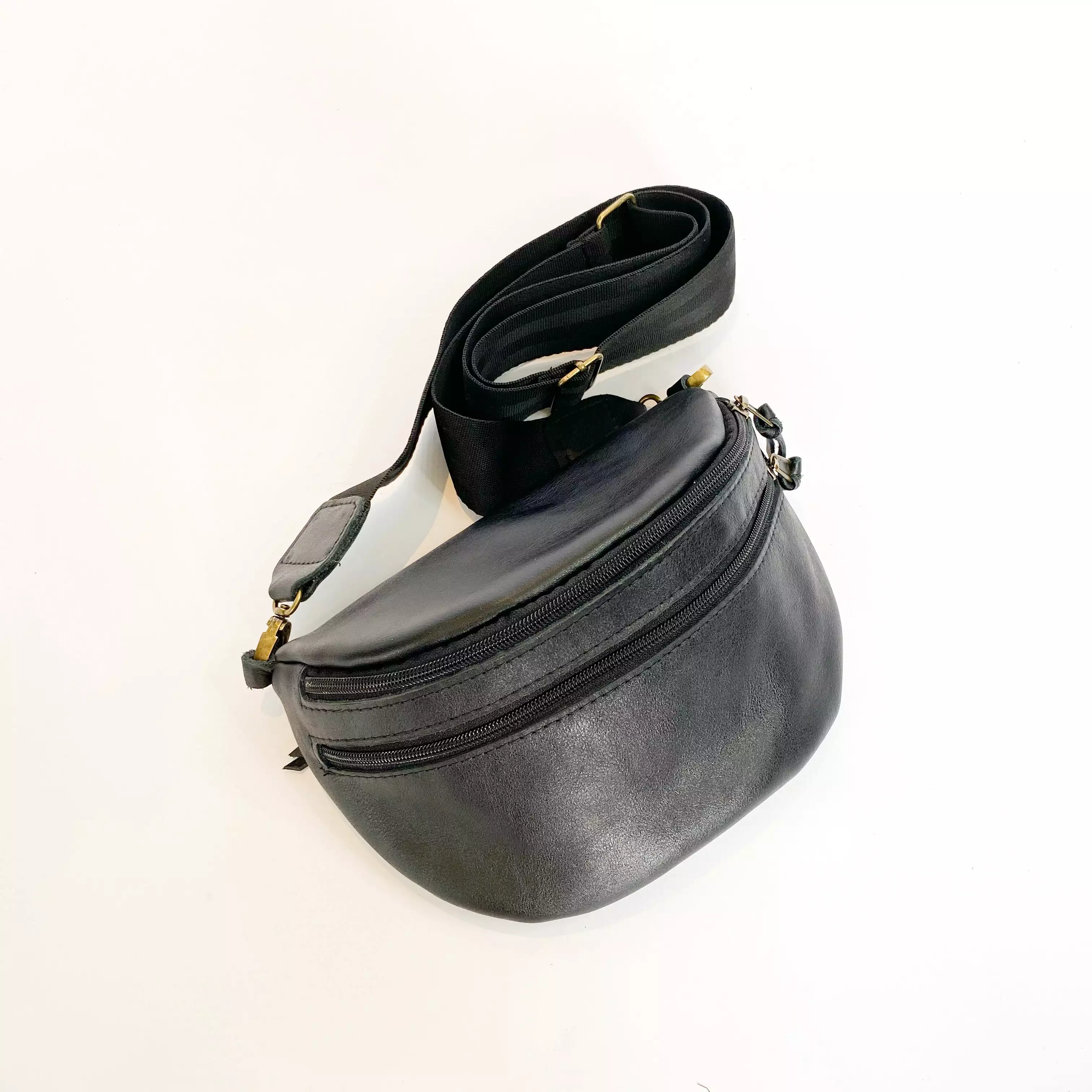 Gia leather black moonbag